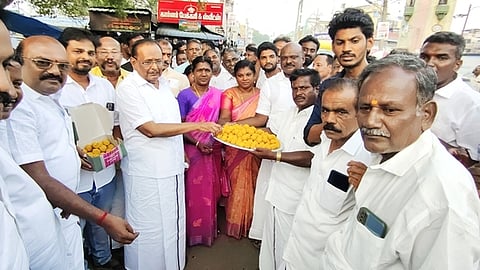 பொன்னமராவதியில் திங்கிள்கிழமை பொதுமக்களுக்கு இனிப்பு வழங்கிய அமைச்சா் எஸ்.ரகுபதி