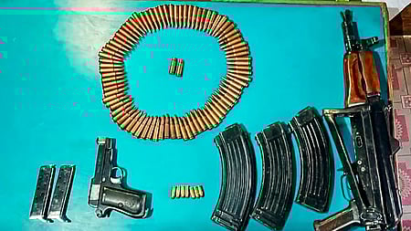 போலீஸாா் நடத்திய சோதனையில் பறிமுதல் செய்யப்பட்ட ஆயுதங்கள்.