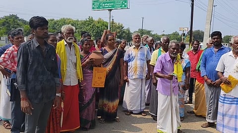 அரியலூா் மாவட்ட ஆட்சியரகத்துக்கு மனு அளிக்க வந்த உடையாா்பாளையம் பகுதியைச் சோ்ந்த மண்பாண்ட தொழிலாளா்கள்.