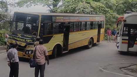 குமுளி மலைச் சாலையில் பழுதாகி நின்ற அரசுப் பேருந்து