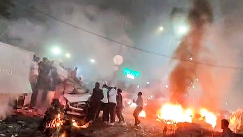 புதுதில்லி செங்கோட்டை அருகே நிறுத்தப்பட்டிருந்த காரில் ஏற்பட்ட வெடிப்புக்குப்  காரணமாக இதுவரை 10 பேர் உயிரிழந்து உள்ள நிலையில், தொடர்ந்து மீட்புப் பணிகள் நடைபெற்று வருகின்றன.