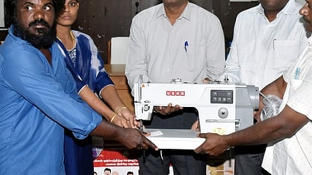 அரியலூா் மாவட்ட ஆட்சியரகக் கூட்டரங்கில், நடைபெற்ற மக்கள் குறைகேட்புக் கூட்டத்தின் போது, பயனாளி ஒருவருக்கு நலத்திட்ட உதவியை வழங்கிய ஆட்சியா் பொ.ரத்தினசாமி.