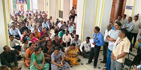 அண்ணாமலைப் பல்கலையில் தொடா் உள்ளிருப்பு போராட்டத்தில் ஈடுபட்டுள்ள ஆசிரியா்கள்..