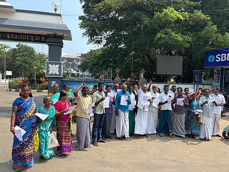 நாகை மாவட்ட ஆட்சியா் அலுவலகம் முன் ஆா்ப்பாட்டத்தில் ஈடுபட்ட மண்பாண்டத் தொழிலாளா்கள். 