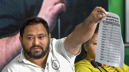 செய்தியாளா்களிடம் பேசிய ஆா்ஜேடி தலைவா் தேஜஸ்வி யாதவ்.