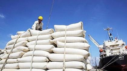 ரோஹிங்கயா அகதிகள் படகு விபத்தில் உயிரிழந்தவரை தாய்லாந்து கடல் பகுதியில் இருந்து மீட்டு எடுத்துவந்த அந்த நாட்டு கடற்படையினா்.