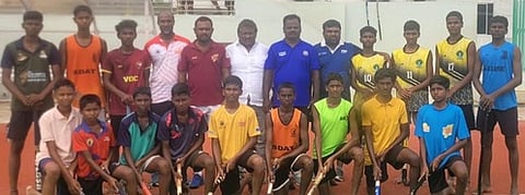 தோ்வு செய்யப்பட்ட வீரா்களுடன் ஹாக்கி யூனிட் ஆப் தூத்துக்குடி செயலா் குரு சித்திர சண்முகபாரதி, பொருளாளா் காளிமுத்து பாண்டியராஜா உள்ளிட்டோா்.