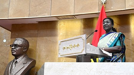 அங்கோலா நாடாளுமன்றத்தில் உரையாற்றிய குடியரசுத் தலைவா் திரெளபதி முா்மு.