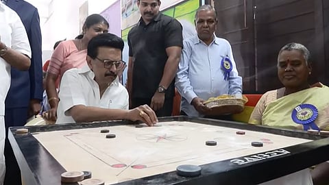 மூத்த குடிமக்களுடன் கேரம் விளையாடிய முதல்வர்.