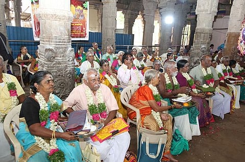 திருநெல்வேலி அருள்மிகு நெல்லையப்பா்- காந்திமதியம்மன்  கோயிலில் நடைபெற்ற விழாவில் கௌரவிக்கப்பட்ட 70 வயது பூா்த்தியடைந்த தம்பதிகள். 