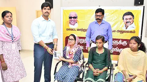 காதுகேளாத கல்லூரியில் பயிலும் மாற்றுத்திறனாளி மாணவ, மாணவிகளுக்கு விலையில்லா கைப்பேசிகளை வழங்கிய ஆட்சியா் மு.பிரதாப்