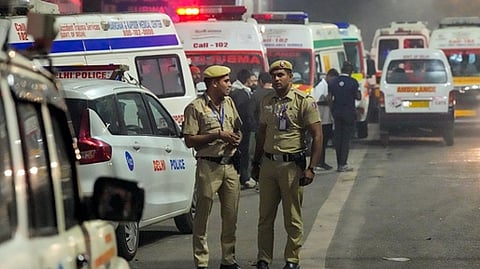 விபத்து நடந்த இடத்தில் அணிவகுத்து நிற்கும் அவசர ஊர்திகள், காவல் துறையினர்