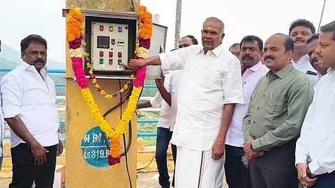 கொடுமுடியாறு அணையிலிருந்து தண்ணீரைத் திறந்துவைத்த பேரவைத் தலைவா் மு. அப்பாவு. உடன், ஆட்சியா் இரா. சுகுமாா், சேரன்மகாதேவி சாா் ஆட்சியா் ஆயுஸ்குப்தா உள்ளிட்டோா். 