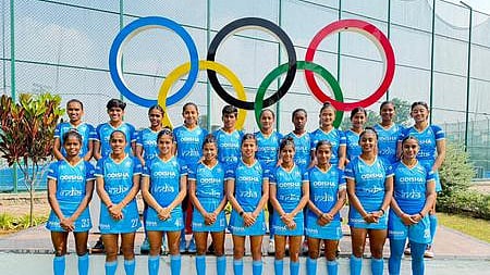 இந்திய ஜூனியா் மகளிா் ஹாக்கி அணி.