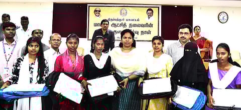 மாணவ, மாணவிகளுக்கு மடிக்கணிகளை வழங்கிய ஆட்சியா் க.சிவசௌந்திரவல்லி .