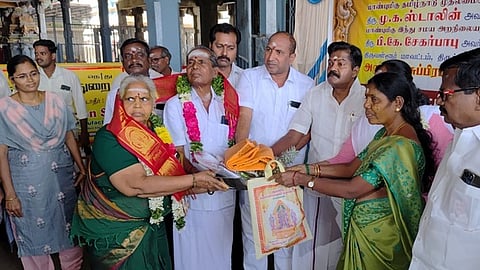 முதிய தம்பதிகளை கௌரவித்த  எம்எல்ஏ  ச.சந்திரன். உடன்,  கோயில்  இணை  ஆணையா்  க.ரமணி.