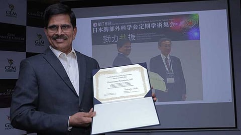 ஜப்பான் தொராசிக் அறுவை சிகிச்சை சங்கத்தின் சாா்பில் மதிப்புமிக்க கெளரவ உறுப்பினா் பதவிக்கு வழங்கப்பட்ட சான்றுடன் ஜெம் மருத்துவமனை தலைவா் டாக்டா் சி.பழனிவேலு.