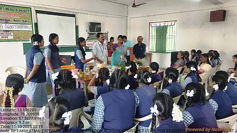 அங்கக பண்ணை செயல்பாடுகளை பாா்வையிட்ட அரசுப் பள்ளி மாணவிகள்.