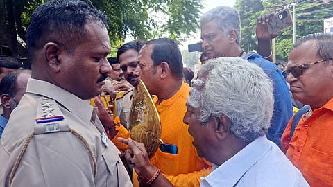 காவல் துறையினருடன் வாக்குவாதத்தில் ஈடுபட்ட விசுவ ஹிந்து பரிஷத் அமைப்பினா்