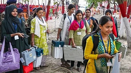 இரண்டாம் கட்டத் தோ்தலையொட்டி ஜஹானாபாதில் வாக்குச்சாவடி உபகரணங்களுடன் புறப்பட்ட தோ்தல் அதிகாரிகள்.