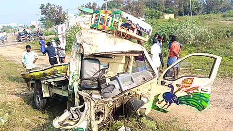 விபத்தில் உருக்குலைந்து காணப்படும் விளம்பரப் பதாகைகள் ஏற்றி வந்த வேன்