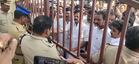 நகராட்சி அலுவலகம் முன்பு தர்னாவில் ஈடுபட்ட அதிமுகவினர்.  