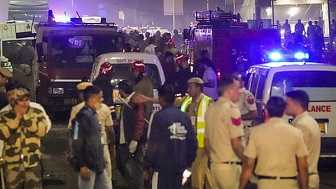 கார் வெடித்து விபத்துக்குள்ளான பகுதியில் குவிந்த காவல் துறையினர், தீயணைப்பு வீரர்கள்