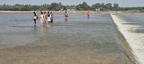 கடலூா் மாவட்ட ஆட்சியா் அலுவலகம் எதிரே உள்ள தென்பெண்ணை ஆற்றின் தரைப்பாலத்தை  கடந்து செல்லும் பொதுமக்கள்.