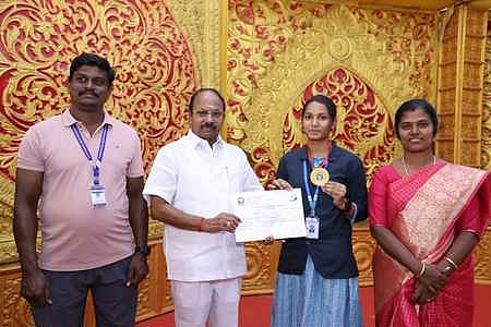 மாணவி தனுசாஸ்ரீக்கு வாழ்த்து தெரிவித்த கல்லூரி தாளாளா் மு.கருணாநிதி. 