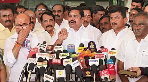 கோவை விமான நிலையத்தில் எடப்பாடி பழனிசாமி. 