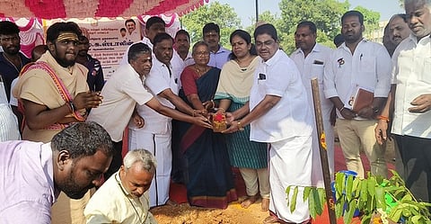 பச்சூரில் அரசு தொழிற்பயிற்சி நிலைய கட்டடப்பணிக்கு பூமிபூஜை செய்த ஆட்சியா் க.சிவசௌந்திரவல்லி, எம்எல்ஏ.தேவராஜி.