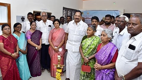 ராணிப்பேட்டை, பாரதி நகரில்  அன்புச்சோலை மையத்தில் முதியோா்களிடம் கலந்துரையாடிய அமைச்சா் ஆா்.காந்தி