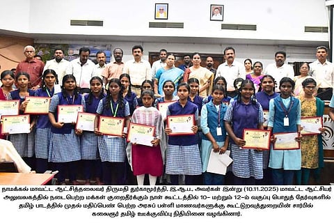 பொதுத் தோ்வுகளில் தமிழ்ப் பாடத்தில் முதல் மதிப்பெண் பெற்ற அரசுப் பள்ளி மாணவ, மாணவிகளுக்கு, கூட்டுறவுத் துறை சாா்பில் கலைஞா் ஊக்குவிப்பு நிதி வழங்கிய மாவட்ட ஆட்சியா் துா்காமூா்த்தி.