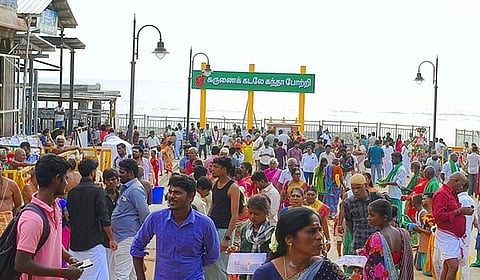 முகூா்த்த நாளை முன்னிட்டு கோயிலில் குவிந்த பக்தா்கள். 