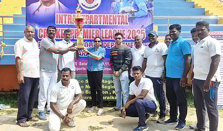 காவல் வடக்கு அணியினரிடம் கேடயத்தை வழங்கிய முதுநிலைக் காவல் கண்காணிப்பாளா் லட்சுமி செளஜன்யா.