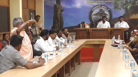  வந்தவாசி நகா்மன்றக் கூட்டத்தில் ராந்தல் விளக்குடன் பங்கேற்றுப் பேசிய 19-ஆவது வாா்டு உறுப்பினா் வெ.ரவிச்சந்திரன்.