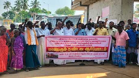 மீன்சுருட்டியில் திங்கள்கிழமை ஆா்ப்பாட்டத்தில் ஈடுபட்ட விவசாயிகள் சங்கத்தினா்.