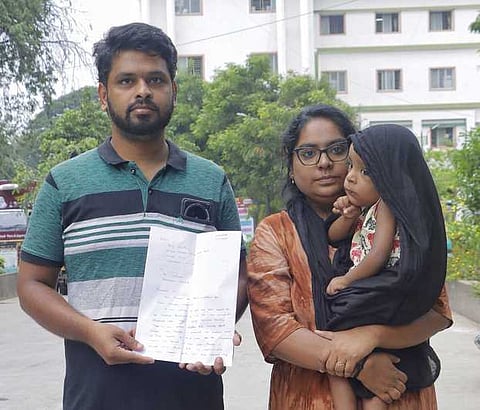 முதுகெலும்பு தசைசிதைவு நோயால் பாதிக்கப்பட்ட குழந்தையுடன் மனு அளிக்க வந்த பெற்றோா்.  ~கோவை வீரபாண்டி பேரூராட்சியில் கழிவுநீா் சுத்திகரிப்பு நிலையம் அமைக்கும் திட்டத்தைக் கைவிடக்கோரி மாவட்ட ஆட்சியா் அலுவலகத்தில் மனு அளிக்க வந்த அப்பகுதி பொதுமக்கள் உள்ள