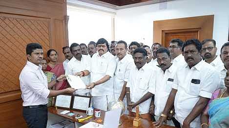 மாவட்ட ஆட்சியா் என்.ஓ. சுகபுத்ராவிடம் மனு அளித்த விருதுநகா் மேற்கு மாவட்ட அதிமுக செயலா் கே.டி. ராஜேந்திர பாலாஜி