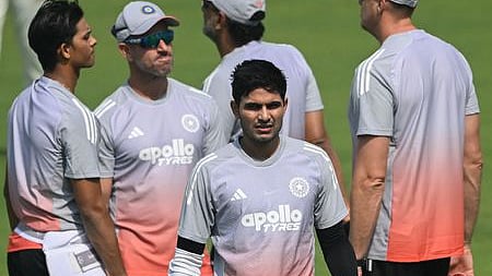 பயிற்சியில் இந்திய அணியினா். ~ஈடன் காா்டன் மைதானத்தில் பிட்சை ஆய்வு செய்த இந்திய கேப்டன் ஷுப்மன் கில்,  கம்பீா். ~பயிற்சியில் தென்னாப்பிரிக்க கேப்டன் டெம்பா பவுமா.