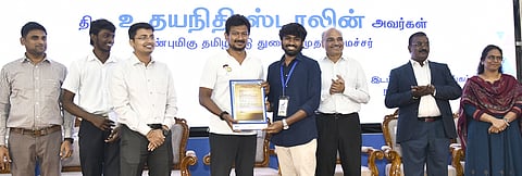 சென்னை நந்தனம் மெட்ரோ ரயில் நிறுவன கூட்டரங்கில் செவ்வாய்க்கிழமை நடைபெற்ற நிகழ்ச்சியில் இளைஞருக்கு திறன் பயிற்சி சான்றிதழ்கள், ஊக்கத் தொகை  காசோலை மற்றும் பணி நியமன ஆணையை வழங்கிய துணை முதல்வா் உதயநிதி ஸ்டாலின். உடன் சிறப்புத் திட்ட செயலாக்கத் துறை கூட