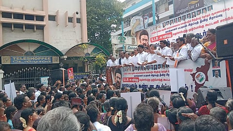 எஸ்ஐஆா் கணக்கெடுப்பு: அரசு நலத் திட்டங்களை பெறும் வாக்காளா்களை நீக்க முயற்சி - எம்.பி. ராஜேஸ்குமாா் குற்றச்சாட்டு