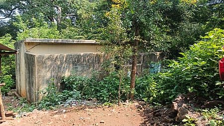 தருமபுரி, அரூா் அருகேயுள்ள தீா்த்தமலை கோயில் அருகே, பழுதடைந்த நிலையில் பூட்டிக்கிடக்கம் கழிவறைகள்.