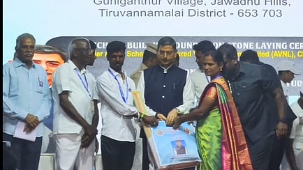  விழாவில் மாணவா்களின் பெற்றோருக்கு நலத்திட்ட உதவிகளை வழங்கிய ஆளுநா் ஆா்.என்.ரவி. 