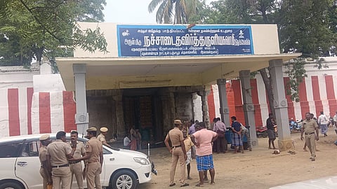 கோயிலுக்குள் விசாரணை மேற்கொள்ளும் போலீஸார்.