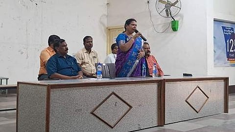 மாணவா்களை சுற்றுலா அழைத்து செல்ல தடை: தனியாா் பள்ளிகளுக்கு கல்வித் துறை அறிவுறுத்தல்