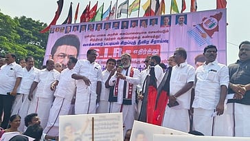 நாகை அவுரித் திடலில் ஆா்ப்பாட்டத்தில் ஈடுபட்ட திமுக கூட்டணி கட்சியினா்.