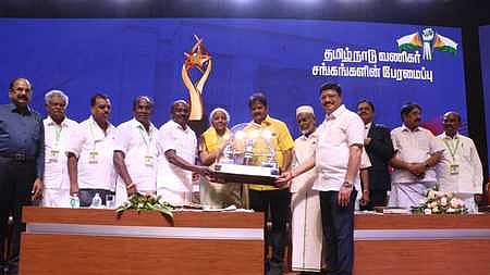 கோவையில் நடைபெற்ற பாராட்டு விழாவில் மத்திய நிதியமைச்சா் நிா்மலா சீதாராமனுக்கு நினைவுப் பரிசு வழங்கும் பேரமைப்பு நிா்வாகிகள்.