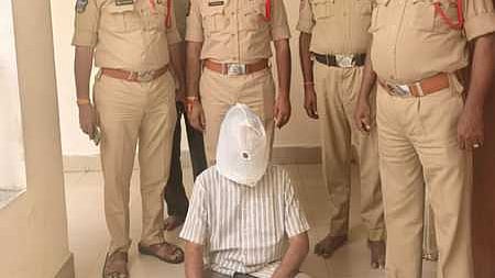 திருமலை போலீஸாரால் கைது செய்யப்பட்ட இடைத்தரகா் சங்கரய்யா.  