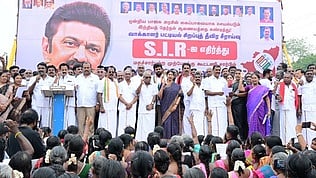 தூத்துக்குடியில் கனிமொழி எம்.பி. தலைமையில் நடைபெற்ற ஆா்ப்பாட்டத்தில் பங்கேற்றோா்